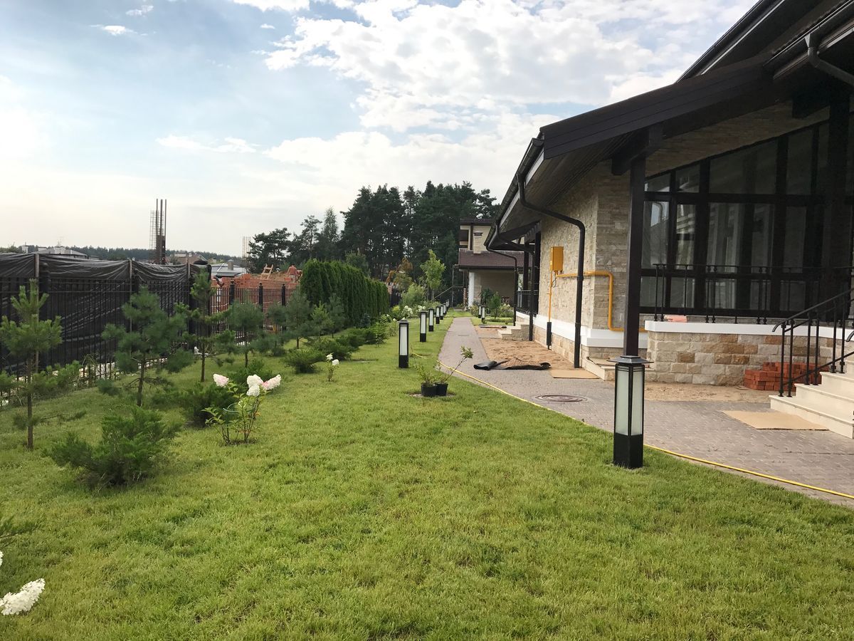 Альтернатива садовым фонарям — солнечные светильники