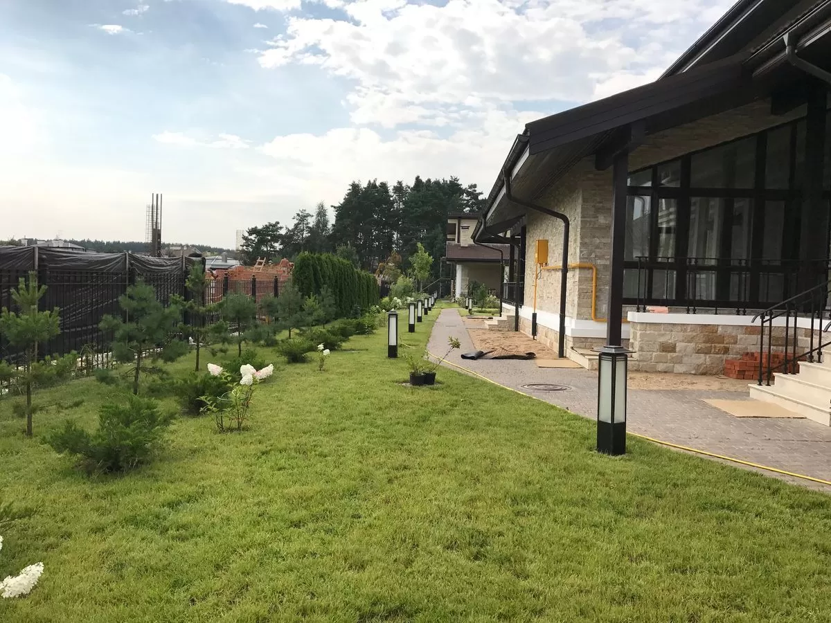 Альтернатива садовым фонарям — солнечные светильники