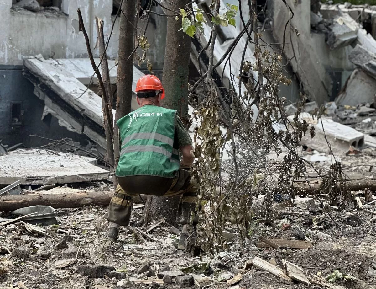 Валка деревьев обратным наклоном
